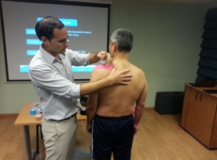 Kinesiólogos se capacitan en el uso de k-taping