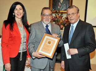 Periodista abraham santibáñez recibe premio carmen puelma 2013