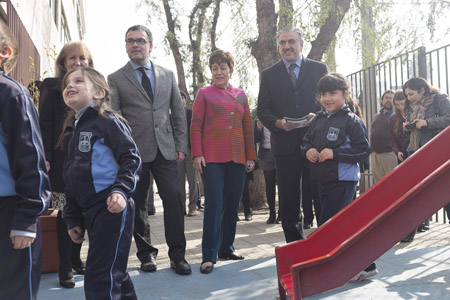 ACHS y superintendencia de educación lanzan manual sobre seguridad en los patios, equipamiento deportivo y espacios exteriores