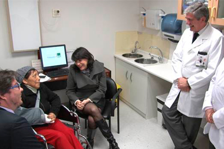 Ministra javiera blanco visitó en hospital del trabajador a mujer que resultó herida tras bombazo