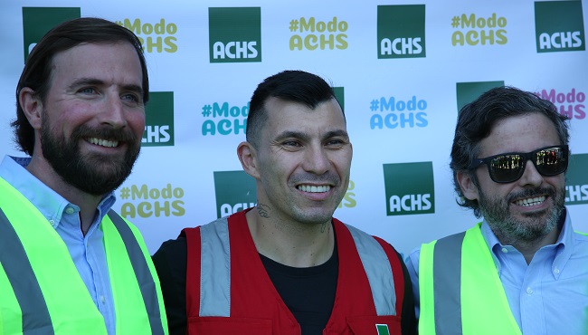 Gary medel y la ACHS reconocen a trabajadores de chile