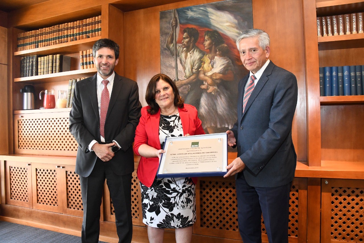 La ACHS entregó reconocimiento a la Corte de Apelaciones de San Miguel por el desarrollo del proyecto piloto sobre Liderazgo en Crisis La ACHS entregó reconocimiento a la Corte de Apelaciones de San Miguel por el desarrollo del proyecto piloto sobre Liderazgo en Crisis