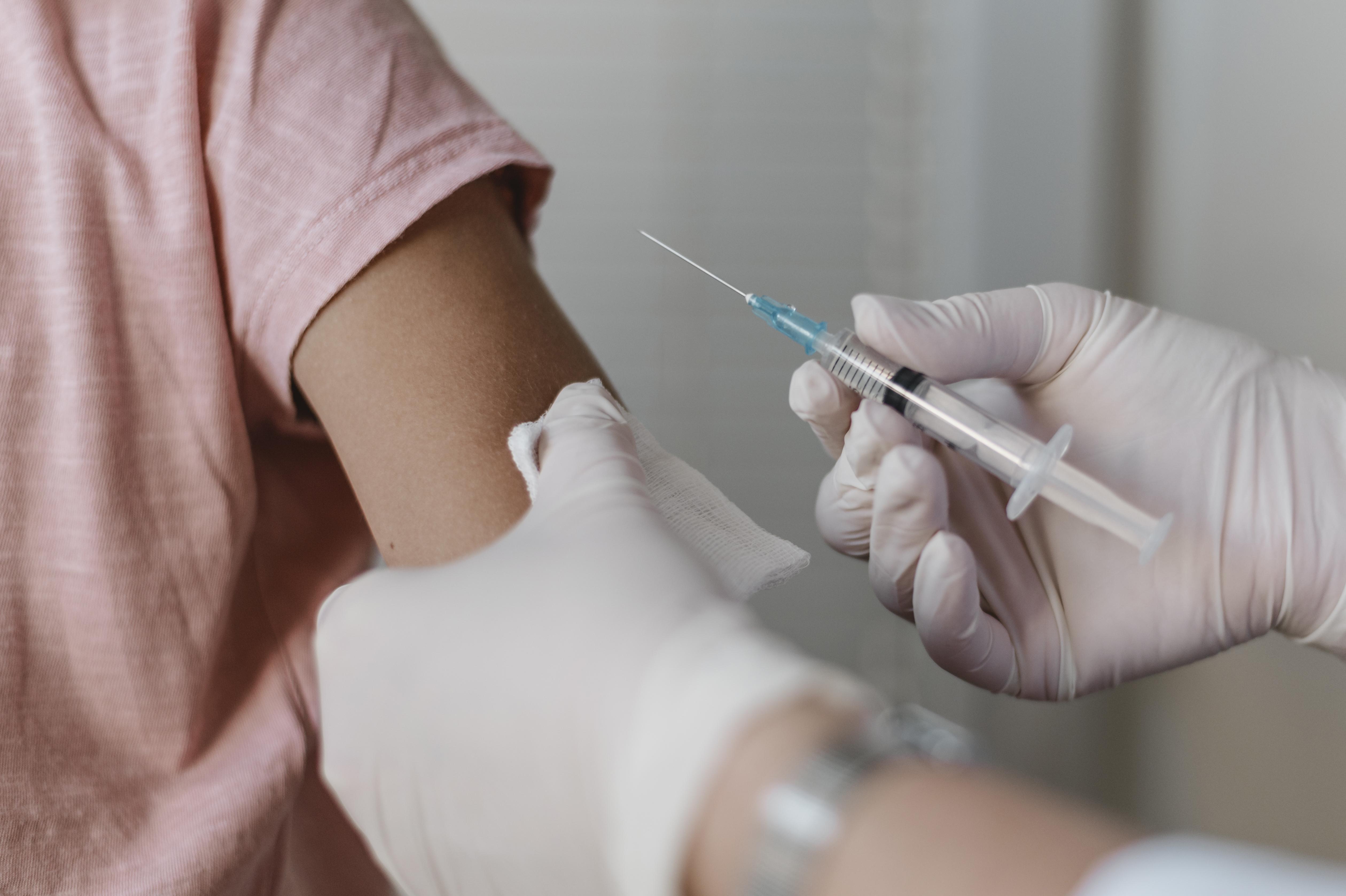 Vacúnate contra la hepatitis en nuestro Centro Médico del Hospital del Trabajador ACHS Vacúnate contra la hepatitis en nuestro Centro Médico del Hospital del Trabajador ACHS