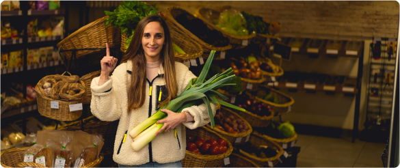 mujer con verduras