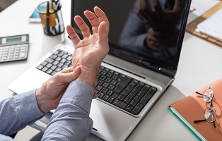 Descubre las consecuencias físicas del trabajo repetitivo (extremidades superiores)