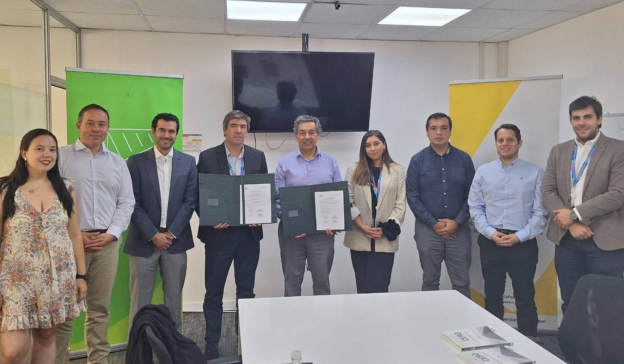 Achs y Veltis firman compromiso de colaboración por la seguridad laboral y excelencia