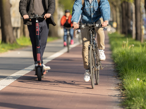 Muévete seguro al usar la bicicleta o scooter eléctrico