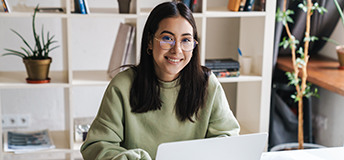 mujer con computador