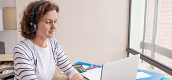 mujer con computador